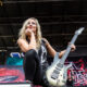 nita-strauss-a-annonce-son-depart-du-groupe-alice-cooper-et-annule-tous-ces-concerts-a-venir