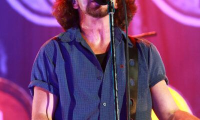 eddie-vedder-vire-un-fan-lors-dun-concert-de-pearl-jam