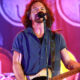 eddie-vedder-vire-un-fan-lors-dun-concert-de-pearl-jam