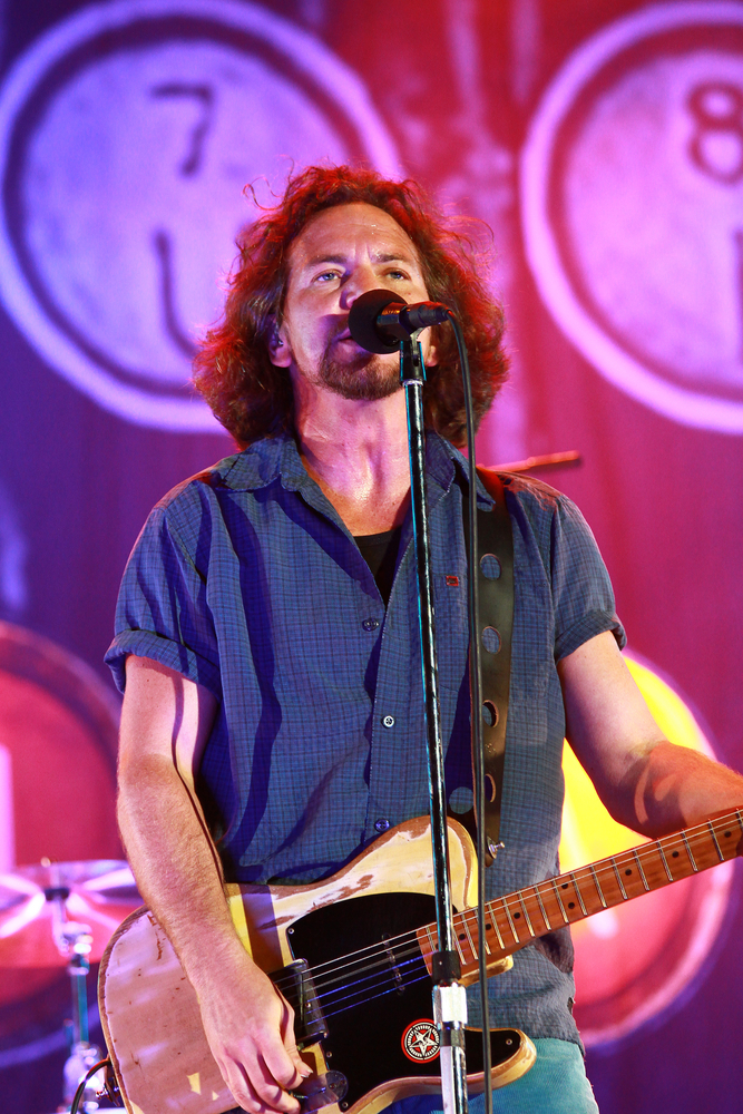 eddie-vedder-vire-un-fan-lors-dun-concert-de-pearl-jam