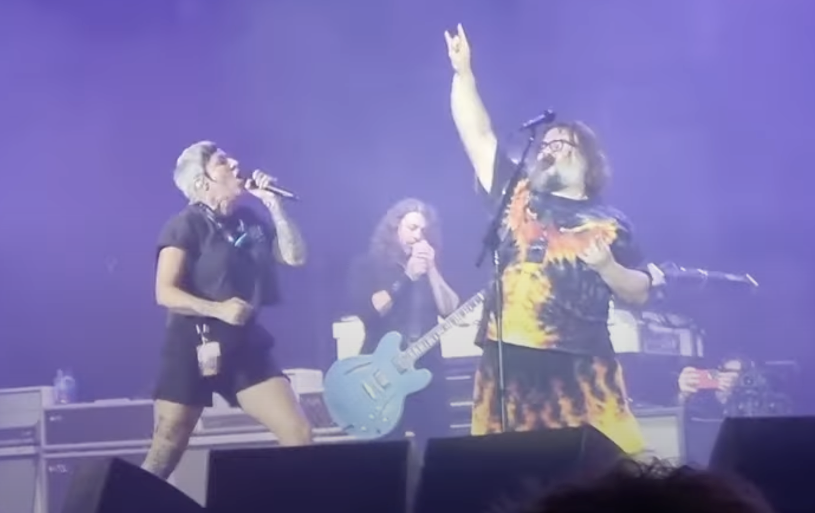Regardez Jack Black interpréter du AC/DC sur scène avec les Foo ...